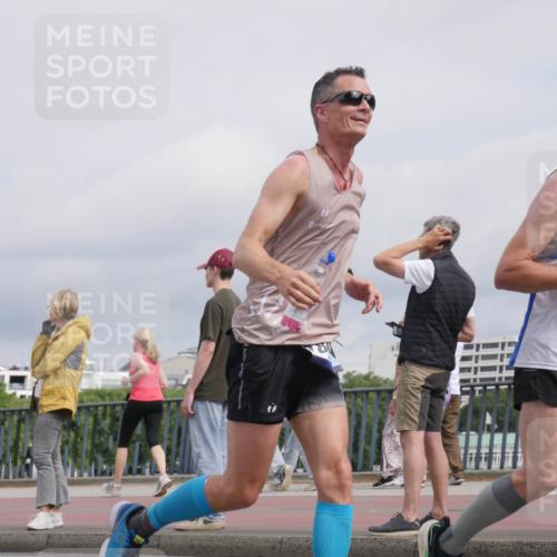 29.06.2025 - hella hamburg halbmarathon Luisa Fischer http://msf.ph/oto/8506927 29.06.2025 10:20:40 Kennedybrücke 52, 1156, 1204, 1749, 1795, 2259, 3292, 4218, 4852, 6254, 6336, 7011, 7258, 8351, 8433, 9400, 9848 meine-sportfotos.de