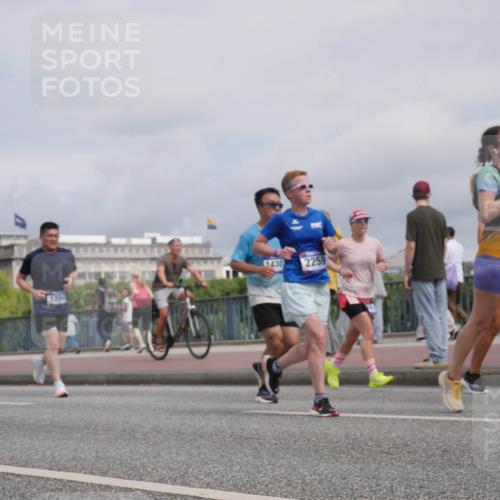 29.06.2025 - hella hamburg halbmarathon Luisa Fischer http://msf.ph/oto/8506957 29.06.2025 10:20:43 Kennedybrücke 1204, 1430, 2259, 625, 1015, 1156, 1204, 1274, 1458, 1749, 2259, 3292, 4218, 6254, 6336, 7011, 7258, 8351, 8607, 10677 meine-sportfotos.de