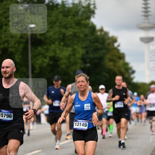 29.06.2025 - hella hamburg halbmarathon Dr. Thomas Lammeyer http://msf.ph/oto/8507228 29.06.2025 10:28:21 Kennedybrücke 1005, 1009, 1304, 1444, 2108, 2489, 2766, 3034, 3185, 3285, 3579, 4122, 4391, 4597, 4684, 4993, 5055, 5160, 5661, 6502, 7013, 8031, 8149, 8297, 8676, 8717, 9217, 9603, 9715, 11300, 11415 meine-sportfotos.de