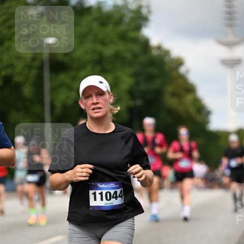 29.06.2025 - hella hamburg halbmarathon Dr. Thomas Lammeyer http://msf.ph/oto/8507963 29.06.2025 10:29:04 Kennedybrücke 1389, 1395, 2132, 2280, 2477, 2944, 3421, 3786, 4162, 4221, 4624, 4719, 5138, 5358, 5829, 5830, 6524, 6526, 7426, 7528, 7920, 7975, 8167, 8187, 8502, 9063, 10907, 11044, 11306, 11347 meine-sportfotos.de