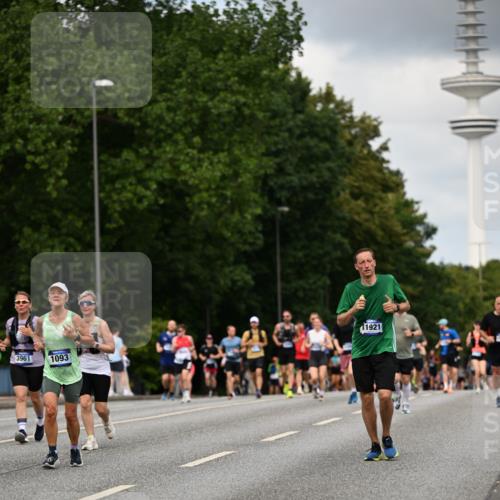 29.06.2025 - hella hamburg halbmarathon Dr. Thomas Lammeyer http://msf.ph/oto/8508721 29.06.2025 10:30:04 Kennedybrücke 1093, 1305, 1627, 1740, 2000, 2278, 3053, 3920, 3961, 3963, 4444, 5028, 6663, 6869, 8357, 9186, 11157, 11400 meine-sportfotos.de