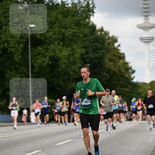 29.06.2025 - hella hamburg halbmarathon Dr. Thomas Lammeyer http://msf.ph/oto/8508753 29.06.2025 10:30:07 Kennedybrücke 1093, 1305, 1627, 1740, 2278, 3053, 3765, 3920, 3961, 3963, 4378, 5028, 6663, 6869, 8357, 9186, 11157, 11400 meine-sportfotos.de