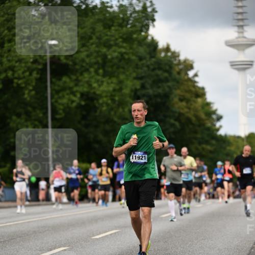 29.06.2025 - hella hamburg halbmarathon Dr. Thomas Lammeyer http://msf.ph/oto/8508757 29.06.2025 10:30:07 Kennedybrücke 1093, 1305, 1627, 1740, 2278, 3053, 3765, 3920, 3961, 3963, 4378, 5028, 6663, 6869, 8357, 9186, 11157, 11400 meine-sportfotos.de