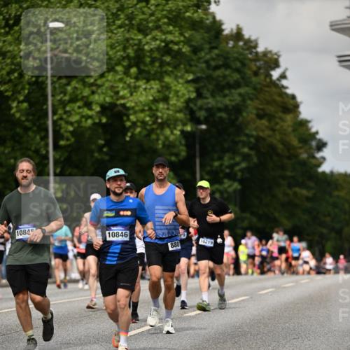 29.06.2025 - hella hamburg halbmarathon Dr. Thomas Lammeyer http://msf.ph/oto/8508904 29.06.2025 10:30:23 Kennedybrücke 1305, 1479, 3765, 3961, 3963, 4378, 5028, 5497, 5564, 6478, 6663, 7069, 8079, 8881, 9186, 9573, 10219, 10845, 10846, 11139 meine-sportfotos.de
