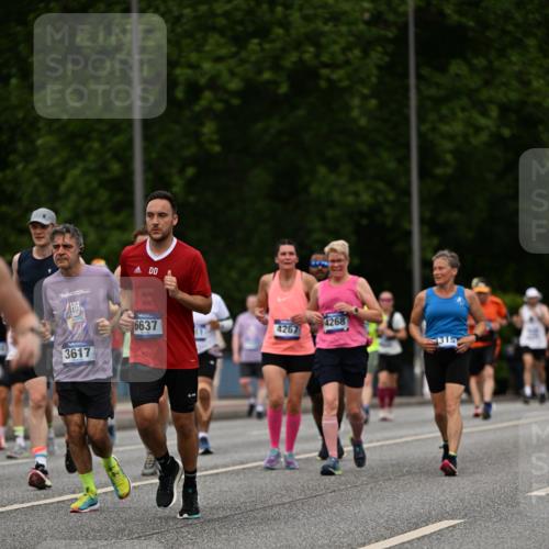29.06.2025 - hella hamburg halbmarathon Dr. Thomas Lammeyer http://msf.ph/oto/8509001 29.06.2025 10:30:45 Kennedybrücke 1300, 1479, 1973, 3617, 4267, 4268, 4315, 4358, 5494, 5497, 6159, 6637, 7069, 8281, 8306, 8674, 8942, 9573, 9811, 10104, 10465, 11110, 11139 meine-sportfotos.de