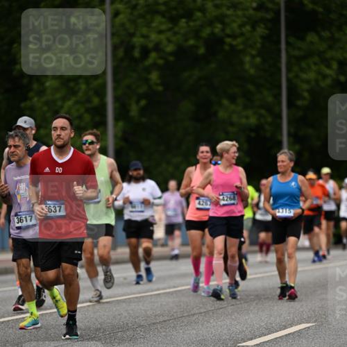 29.06.2025 - hella hamburg halbmarathon Dr. Thomas Lammeyer http://msf.ph/oto/8509013 29.06.2025 10:30:46 Kennedybrücke 1300, 1479, 1973, 3617, 4267, 4268, 4315, 4358, 5494, 5497, 6159, 6637, 7069, 8281, 8306, 8674, 8942, 9573, 9811, 10104, 10465, 11110, 11139 meine-sportfotos.de