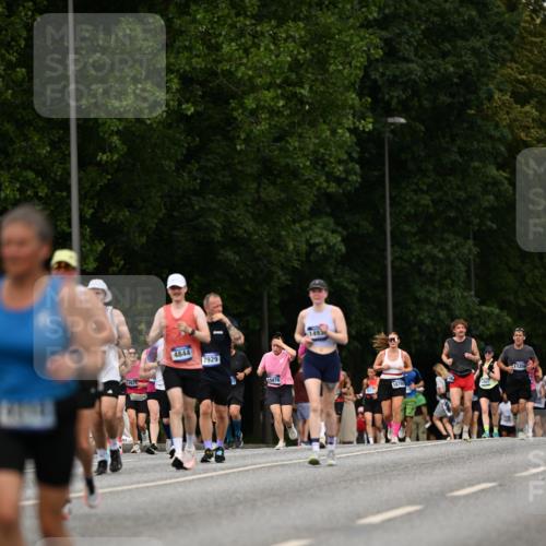 29.06.2025 - hella hamburg halbmarathon Dr. Thomas Lammeyer http://msf.ph/oto/8509051 29.06.2025 10:30:52 Kennedybrücke 1300, 1479, 1973, 2306, 2775, 3617, 4267, 4268, 4315, 4358, 4844, 5494, 6159, 6637, 6905, 7929, 8281, 8306, 8674, 8942, 9811, 10104, 10465, 11110, 11139, 11256 meine-sportfotos.de