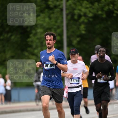29.06.2025 - hella hamburg halbmarathon Dr. Thomas Lammeyer http://msf.ph/oto/8509635 29.06.2025 10:32:15 Kennedybrücke 1148, 1530, 4372, 5285, 5707, 5903, 5939, 7497, 7667, 7764, 7980, 8327, 9855, 10412, 10413 meine-sportfotos.de