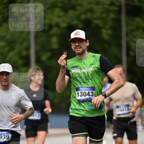 29.06.2025 - hella hamburg halbmarathon Dr. Thomas Lammeyer http://msf.ph/oto/8509745 29.06.2025 10:32:26 Kennedybrücke 4834, 5285, 5707, 5939, 6102, 6259, 6345, 7497, 7667, 7764, 7980, 9855, 10412, 10413 meine-sportfotos.de