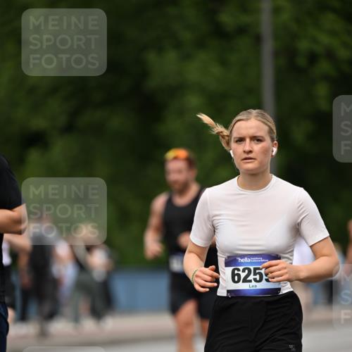 29.06.2025 - hella hamburg halbmarathon Dr. Thomas Lammeyer http://msf.ph/oto/8509900 29.06.2025 10:32:43 Kennedybrücke 2688, 3731, 4161, 4834, 5604, 6102, 6259, 6345, 7169, 7497, 9642, 9653, 9654, 9716 meine-sportfotos.de
