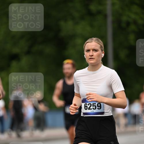 29.06.2025 - hella hamburg halbmarathon Dr. Thomas Lammeyer http://msf.ph/oto/8509902 29.06.2025 10:32:43 Kennedybrücke 2688, 3731, 4161, 4834, 5604, 6102, 6259, 6345, 7169, 7497, 9642, 9653, 9654, 9716 meine-sportfotos.de