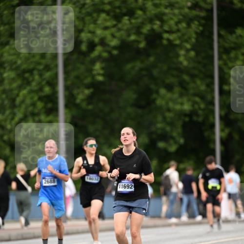 29.06.2025 - hella hamburg halbmarathon Dr. Thomas Lammeyer http://msf.ph/oto/8509940 29.06.2025 10:32:48 Kennedybrücke 2688, 3731, 4161, 4834, 5604, 5718, 6102, 6259, 6345, 7169, 8056, 9642, 9653, 9654, 9716, 10434, 10808 meine-sportfotos.de