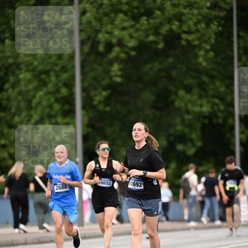 29.06.2025 - hella hamburg halbmarathon Dr. Thomas Lammeyer http://msf.ph/oto/8509942 29.06.2025 10:32:48 Kennedybrücke 2688, 3731, 4161, 4834, 5604, 5718, 6102, 6259, 6345, 7169, 8056, 9642, 9653, 9654, 9716, 10434, 10808 meine-sportfotos.de