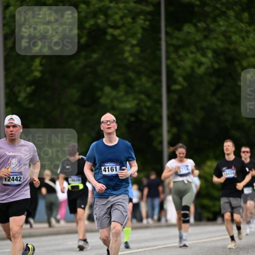 29.06.2025 - hella hamburg halbmarathon Dr. Thomas Lammeyer http://msf.ph/oto/8510024 29.06.2025 10:32:55 Kennedybrücke 2688, 3731, 4161, 5604, 5718, 6259, 6345, 7169, 8056, 9642, 9653, 9654, 9716, 10434, 10808 meine-sportfotos.de