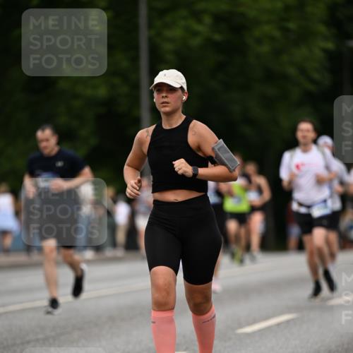 29.06.2025 - hella hamburg halbmarathon Dr. Thomas Lammeyer http://msf.ph/oto/8510058 29.06.2025 10:33:06 Kennedybrücke 2010, 3179, 3445, 3717, 3731, 4161, 4373, 5167, 5718, 5847, 6632, 7169, 8056, 10434, 10808, 11249 meine-sportfotos.de