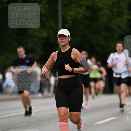 29.06.2025 - hella hamburg halbmarathon Dr. Thomas Lammeyer http://msf.ph/oto/8510059 29.06.2025 10:33:06 Kennedybrücke 2010, 3179, 3445, 3717, 3731, 4161, 4373, 5167, 5718, 5847, 6632, 7169, 8056, 10434, 10808, 11249 meine-sportfotos.de