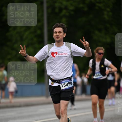 29.06.2025 - hella hamburg halbmarathon Dr. Thomas Lammeyer http://msf.ph/oto/8510103 29.06.2025 10:33:11 Kennedybrücke 1557, 2010, 3179, 3445, 3717, 4161, 4349, 4373, 5167, 5718, 5847, 6632, 8056, 9714, 10198, 10434, 10808, 11249 meine-sportfotos.de