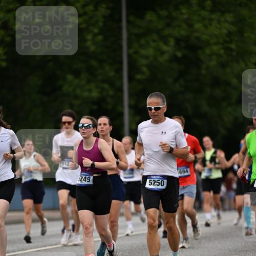 29.06.2025 - hella hamburg halbmarathon Dr. Thomas Lammeyer http://msf.ph/oto/8510387 29.06.2025 10:33:38 Kennedybrücke 1518, 1557, 1694, 1869, 2699, 3311, 4349, 4362, 4395, 4700, 4982, 5063, 5249, 5250, 5322, 6285, 7832, 8388, 8560, 10068, 10162, 11269, 11376 meine-sportfotos.de