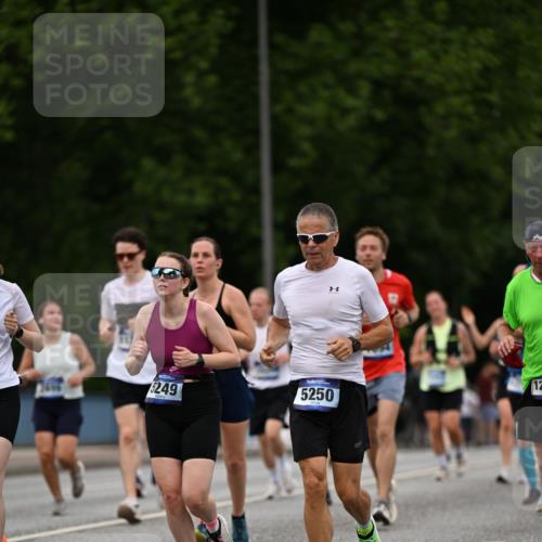 29.06.2025 - hella hamburg halbmarathon Dr. Thomas Lammeyer http://msf.ph/oto/8510389 29.06.2025 10:33:39 Kennedybrücke 1518, 1557, 1694, 1869, 2699, 3311, 4349, 4362, 4395, 4700, 4982, 5063, 5249, 5250, 5322, 6285, 7832, 8388, 8560, 10068, 10162, 11269, 11376 meine-sportfotos.de