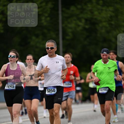 29.06.2025 - hella hamburg halbmarathon Dr. Thomas Lammeyer http://msf.ph/oto/8510402 29.06.2025 10:33:39 Kennedybrücke 1518, 1557, 1694, 1869, 2699, 3311, 4349, 4362, 4395, 4700, 4982, 5063, 5249, 5250, 5322, 6285, 7832, 8388, 8560, 10068, 10162, 11269, 11376 meine-sportfotos.de