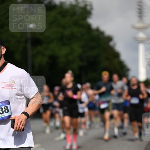 29.06.2025 - hella hamburg halbmarathon Dr. Thomas Lammeyer http://msf.ph/oto/8510551 29.06.2025 09:59:41 Kennedybrücke 1143, 1151, 1216, 1257, 1267, 1461, 1507, 1689, 1976, 2250, 2260, 2504, 2818, 2884, 3060, 3399, 3543, 3654, 3945, 4033, 4088, 4127, 4324, 4346, 4557, 4601, 4938, 5116, 5708, 6115, 6134, 6168, 6481, 6994, 7056, 7100, 7224, 7269, 7332, 7657, 8234, 8273, 8390, 8668, 8821, 8977, 9074, 9491, 9551, 9934, 10408, 10596, 10603, 10811, 11009 meine-sportfotos.de