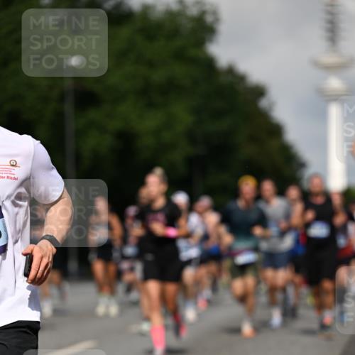 29.06.2025 - hella hamburg halbmarathon Dr. Thomas Lammeyer http://msf.ph/oto/8510552 29.06.2025 09:59:41 Kennedybrücke 1143, 1151, 1216, 1257, 1267, 1461, 1507, 1689, 1976, 2250, 2260, 2504, 2818, 2884, 3060, 3399, 3543, 3654, 3945, 4033, 4088, 4127, 4324, 4346, 4557, 4601, 4938, 5116, 5708, 6115, 6134, 6168, 6481, 6994, 7056, 7100, 7224, 7269, 7332, 7657, 8234, 8273, 8390, 8668, 8821, 8977, 9074, 9491, 9551, 9934, 10408, 10596, 10603, 10811, 11009 meine-sportfotos.de