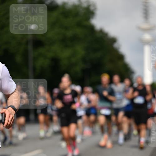 29.06.2025 - hella hamburg halbmarathon Dr. Thomas Lammeyer http://msf.ph/oto/8510553 29.06.2025 09:59:42 Kennedybrücke 1143, 1151, 1216, 1257, 1267, 1461, 1507, 1592, 1689, 1976, 2250, 2260, 2504, 2818, 2884, 3060, 3399, 3543, 3654, 3945, 4033, 4127, 4324, 4346, 4557, 4601, 4938, 5116, 5708, 6115, 6134, 6168, 6481, 6994, 7056, 7100, 7224, 7269, 7332, 7657, 8234, 8273, 8390, 8668, 8821, 8977, 8989, 9074, 9491, 9551, 9934, 10408, 10596, 10603, 10811, 10895, 11009 meine-sportfotos.de