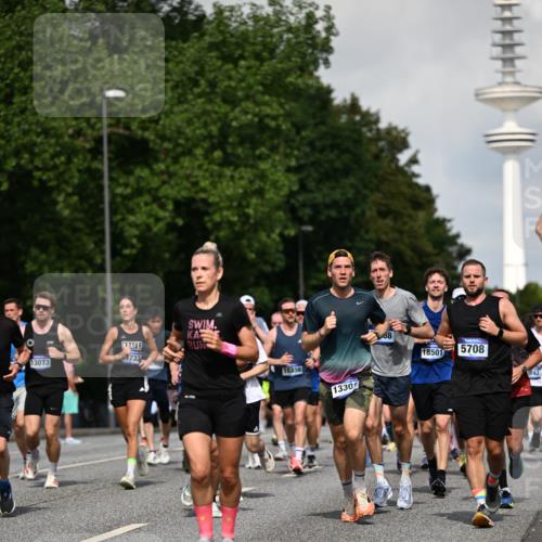 29.06.2025 - hella hamburg halbmarathon Dr. Thomas Lammeyer http://msf.ph/oto/8510555 29.06.2025 09:59:42 Kennedybrücke 1143, 1151, 1216, 1257, 1267, 1461, 1507, 1592, 1689, 1976, 2250, 2260, 2504, 2818, 2884, 3060, 3399, 3543, 3654, 3945, 4033, 4127, 4324, 4346, 4557, 4601, 4938, 5116, 5708, 6115, 6134, 6168, 6481, 6994, 7056, 7100, 7224, 7269, 7332, 7657, 8234, 8273, 8390, 8668, 8821, 8977, 8989, 9074, 9491, 9551, 9934, 10408, 10596, 10603, 10811, 10895, 11009 meine-sportfotos.de