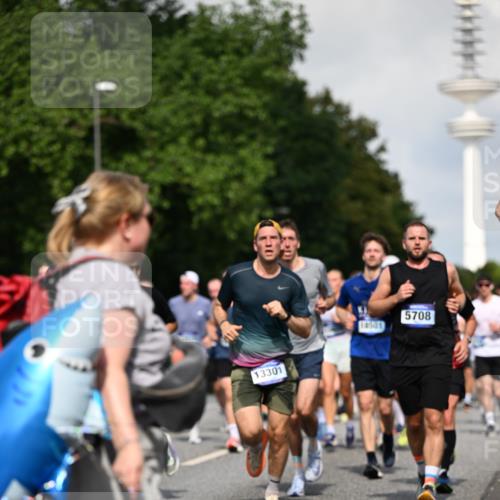 29.06.2025 - hella hamburg halbmarathon Dr. Thomas Lammeyer http://msf.ph/oto/8510562 29.06.2025 09:59:43 Kennedybrücke 1143, 1151, 1216, 1257, 1267, 1461, 1507, 1592, 1689, 1976, 2250, 2260, 2504, 2818, 2884, 3060, 3399, 3543, 3654, 3945, 4033, 4127, 4346, 4557, 4601, 4938, 5116, 5708, 6115, 6134, 6168, 6481, 6994, 7056, 7100, 7224, 7269, 7332, 7657, 8273, 8390, 8668, 8821, 8977, 8989, 9074, 9491, 9551, 9934, 10408, 10596, 10603, 10811, 10895, 11009 meine-sportfotos.de