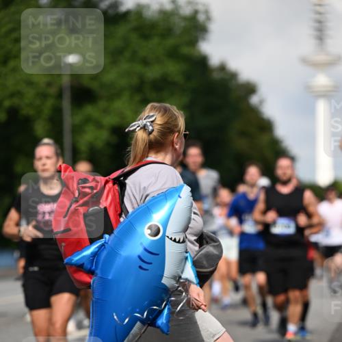 29.06.2025 - hella hamburg halbmarathon Dr. Thomas Lammeyer http://msf.ph/oto/8510563 29.06.2025 09:59:43 Kennedybrücke 1143, 1151, 1216, 1257, 1267, 1461, 1507, 1592, 1689, 1976, 2250, 2260, 2504, 2818, 2884, 3060, 3399, 3543, 3654, 3945, 4033, 4127, 4346, 4557, 4601, 4938, 5116, 5708, 6115, 6134, 6168, 6481, 6994, 7056, 7100, 7224, 7269, 7332, 7657, 8273, 8390, 8668, 8821, 8977, 8989, 9074, 9491, 9551, 9934, 10408, 10596, 10603, 10811, 10895, 11009 meine-sportfotos.de