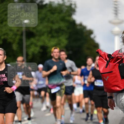 29.06.2025 - hella hamburg halbmarathon Dr. Thomas Lammeyer http://msf.ph/oto/8510565 29.06.2025 09:59:44 Kennedybrücke 1143, 1151, 1216, 1257, 1267, 1452, 1461, 1507, 1592, 1689, 1976, 2250, 2260, 2504, 2818, 2884, 3060, 3399, 3543, 3654, 3945, 4033, 4127, 4346, 4557, 4601, 4938, 5116, 5708, 6115, 6134, 6168, 6481, 6994, 7056, 7100, 7224, 7269, 7332, 7657, 8273, 8390, 8668, 8821, 8989, 9074, 9491, 9551, 9934, 10408, 10596, 10603, 10811, 10895, 11009 meine-sportfotos.de