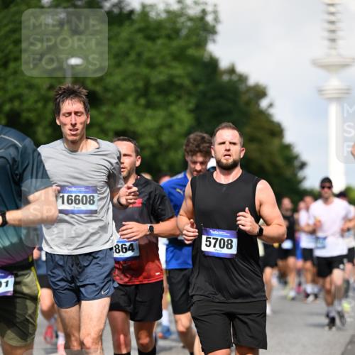 29.06.2025 - hella hamburg halbmarathon Dr. Thomas Lammeyer http://msf.ph/oto/8510576 29.06.2025 09:59:46 Kennedybrücke 1061, 1143, 1151, 1216, 1257, 1267, 1452, 1461, 1507, 1592, 1689, 1976, 2250, 2260, 2504, 2818, 2884, 3060, 3399, 3543, 3654, 3945, 4033, 4127, 4346, 4557, 4938, 5116, 5708, 6115, 6134, 6168, 6481, 6994, 7100, 7224, 7269, 7332, 7657, 8273, 8390, 8668, 8821, 8989, 9074, 9491, 9551, 9934, 10408, 10596, 10603, 10811, 10895, 11009 meine-sportfotos.de