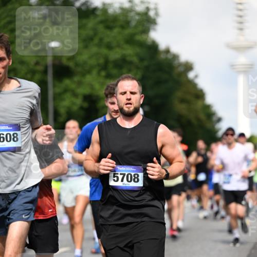 29.06.2025 - hella hamburg halbmarathon Dr. Thomas Lammeyer http://msf.ph/oto/8510581 29.06.2025 09:59:46 Kennedybrücke 1061, 1143, 1151, 1216, 1257, 1267, 1452, 1461, 1507, 1592, 1689, 1976, 2250, 2260, 2504, 2818, 2884, 3060, 3399, 3543, 3654, 3945, 4033, 4127, 4346, 4557, 4938, 5116, 5708, 6115, 6134, 6168, 6481, 6994, 7100, 7224, 7269, 7332, 7657, 8273, 8390, 8668, 8821, 8989, 9074, 9491, 9551, 9934, 10408, 10596, 10603, 10811, 10895, 11009 meine-sportfotos.de