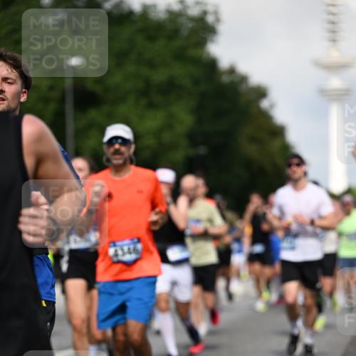29.06.2025 - hella hamburg halbmarathon Dr. Thomas Lammeyer http://msf.ph/oto/8510593 29.06.2025 09:59:47 Kennedybrücke 1061, 1143, 1151, 1216, 1257, 1267, 1452, 1507, 1592, 1689, 1976, 2250, 2260, 2504, 2818, 2884, 3060, 3399, 3543, 3654, 3945, 4033, 4127, 4346, 4557, 4938, 5116, 5607, 5708, 6115, 6134, 6168, 6481, 6994, 7100, 7224, 7269, 7332, 7657, 8273, 8390, 8668, 8821, 8989, 9074, 9491, 9551, 9934, 10408, 10596, 10603, 10811, 10895, 11009 meine-sportfotos.de