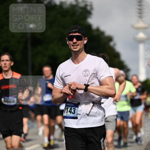 29.06.2025 - hella hamburg halbmarathon Dr. Thomas Lammeyer http://msf.ph/oto/8510637 29.06.2025 09:59:51 Kennedybrücke 1061, 1120, 1143, 1216, 1257, 1267, 1452, 1507, 1592, 1976, 2250, 2260, 2504, 2818, 2884, 2953, 3060, 3399, 3543, 3945, 4127, 4346, 4557, 4938, 5116, 5607, 5708, 6115, 6134, 6168, 6481, 6994, 7100, 7224, 7583, 7943, 8273, 8390, 8668, 8821, 8989, 9074, 9551, 10408, 10596, 10603, 10811, 10895, 11009 meine-sportfotos.de