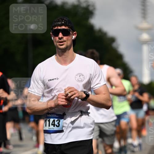 29.06.2025 - hella hamburg halbmarathon Dr. Thomas Lammeyer http://msf.ph/oto/8510643 29.06.2025 09:59:51 Kennedybrücke 1061, 1120, 1143, 1216, 1257, 1267, 1452, 1507, 1592, 1976, 2250, 2260, 2504, 2818, 2884, 2953, 3060, 3399, 3543, 3945, 4127, 4346, 4557, 4938, 5116, 5607, 5708, 6115, 6134, 6168, 6481, 6994, 7100, 7224, 7583, 7943, 8273, 8390, 8668, 8821, 8989, 9074, 9551, 10408, 10596, 10603, 10811, 10895, 11009 meine-sportfotos.de