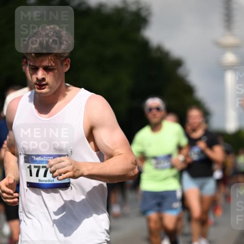 29.06.2025 - hella hamburg halbmarathon Dr. Thomas Lammeyer http://msf.ph/oto/8510661 29.06.2025 09:59:52 Kennedybrücke 1061, 1120, 1143, 1257, 1267, 1452, 1507, 1592, 1976, 2250, 2260, 2504, 2818, 2884, 2953, 3060, 3399, 3543, 3945, 4346, 4557, 4938, 5116, 5607, 5708, 6115, 6134, 6168, 6481, 6994, 7100, 7224, 7583, 7943, 8273, 8390, 8668, 8821, 8989, 9074, 10408, 10596, 10603, 10811, 10895, 11009 meine-sportfotos.de