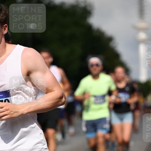 29.06.2025 - hella hamburg halbmarathon Dr. Thomas Lammeyer http://msf.ph/oto/8510665 29.06.2025 09:59:53 Kennedybrücke 1061, 1120, 1143, 1257, 1267, 1452, 1502, 1507, 1592, 1976, 2250, 2260, 2504, 2818, 2884, 2953, 3060, 3399, 3543, 3945, 4346, 4557, 5116, 5607, 5708, 6115, 6134, 6168, 6994, 7100, 7224, 7583, 7943, 8273, 8390, 8668, 8821, 8989, 9074, 10408, 10596, 10603, 10895, 11009 meine-sportfotos.de