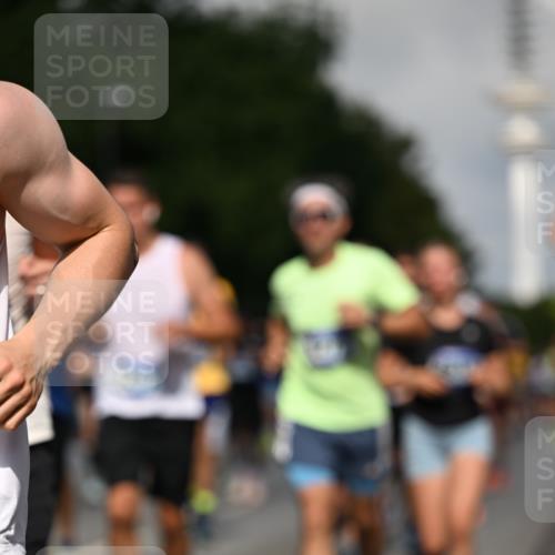 29.06.2025 - hella hamburg halbmarathon Dr. Thomas Lammeyer http://msf.ph/oto/8510670 29.06.2025 09:59:53 Kennedybrücke 1061, 1120, 1143, 1257, 1267, 1452, 1502, 1507, 1592, 1976, 2250, 2260, 2504, 2818, 2884, 2953, 3060, 3399, 3543, 3945, 4346, 4557, 5116, 5607, 5708, 6115, 6134, 6168, 6994, 7100, 7224, 7583, 7943, 8273, 8390, 8668, 8821, 8989, 9074, 10408, 10596, 10603, 10895, 11009 meine-sportfotos.de