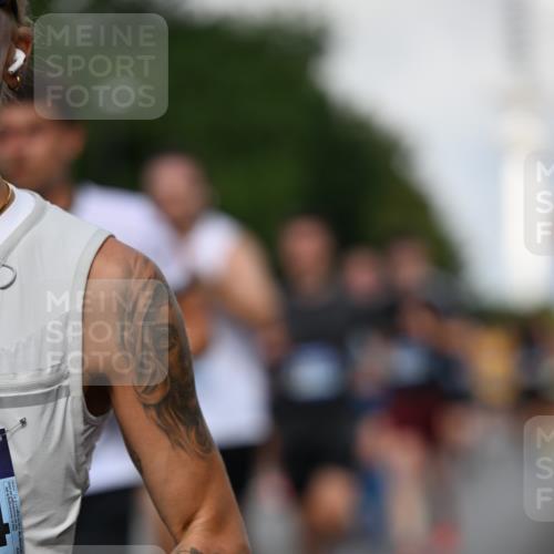 29.06.2025 - hella hamburg halbmarathon Dr. Thomas Lammeyer http://msf.ph/oto/8510719 29.06.2025 09:59:57 Kennedybrücke 1061, 1120, 1143, 1257, 1267, 1452, 1499, 1502, 1507, 1592, 1976, 2250, 2260, 2504, 2818, 2884, 2953, 3060, 3399, 3543, 4346, 4557, 5116, 5600, 5607, 5708, 6115, 6134, 6168, 6994, 7178, 7583, 7943, 8273, 8390, 8668, 8821, 8989, 9074, 9793, 10408, 10596, 10603, 10891, 10895, 11009 meine-sportfotos.de