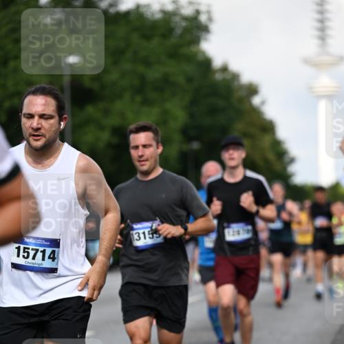 29.06.2025 - hella hamburg halbmarathon Dr. Thomas Lammeyer http://msf.ph/oto/8510723 29.06.2025 09:59:57 Kennedybrücke 1061, 1120, 1143, 1257, 1267, 1452, 1499, 1502, 1507, 1592, 1976, 2250, 2260, 2504, 2818, 2884, 2953, 3060, 3399, 3543, 4346, 4557, 5116, 5600, 5607, 5708, 6115, 6134, 6168, 6994, 7178, 7583, 7943, 8273, 8390, 8668, 8821, 8989, 9074, 9793, 10408, 10596, 10603, 10891, 10895, 11009 meine-sportfotos.de