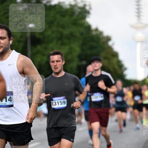 29.06.2025 - hella hamburg halbmarathon Dr. Thomas Lammeyer http://msf.ph/oto/8510725 29.06.2025 09:59:57 Kennedybrücke 1061, 1120, 1143, 1257, 1267, 1452, 1499, 1502, 1507, 1592, 1976, 2250, 2260, 2504, 2818, 2884, 2953, 3060, 3399, 3543, 4346, 4557, 5116, 5600, 5607, 5708, 6115, 6134, 6168, 6994, 7178, 7583, 7943, 8273, 8390, 8668, 8821, 8989, 9074, 9793, 10408, 10596, 10603, 10891, 10895, 11009 meine-sportfotos.de