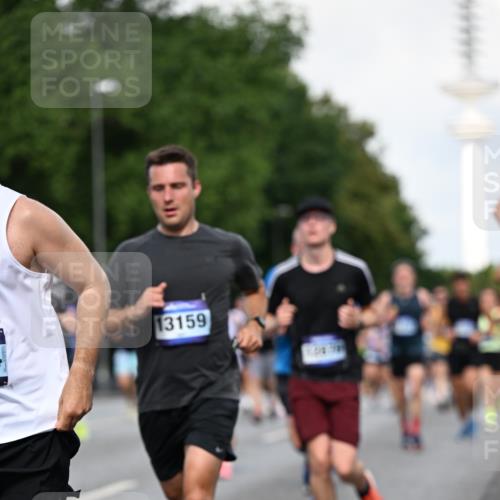 29.06.2025 - hella hamburg halbmarathon Dr. Thomas Lammeyer http://msf.ph/oto/8510728 29.06.2025 09:59:57 Kennedybrücke 1061, 1120, 1143, 1257, 1267, 1452, 1499, 1502, 1507, 1592, 1976, 2250, 2260, 2504, 2818, 2884, 2953, 3060, 3399, 3543, 4346, 4557, 5116, 5600, 5607, 5708, 6115, 6134, 6168, 6994, 7178, 7583, 7943, 8273, 8390, 8668, 8821, 8989, 9074, 9793, 10408, 10596, 10603, 10891, 10895, 11009 meine-sportfotos.de