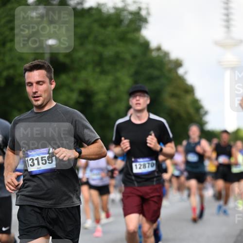29.06.2025 - hella hamburg halbmarathon Dr. Thomas Lammeyer http://msf.ph/oto/8510734 29.06.2025 09:59:58 Kennedybrücke 1061, 1120, 1143, 1257, 1267, 1452, 1499, 1502, 1507, 1592, 1976, 2250, 2260, 2504, 2818, 2884, 2953, 3060, 3399, 3543, 4346, 4557, 5116, 5600, 5607, 5708, 5978, 6115, 6134, 6168, 6994, 7178, 7583, 7943, 8273, 8390, 8668, 8821, 8989, 9074, 9793, 10408, 10596, 10603, 10891, 10895, 11009 meine-sportfotos.de