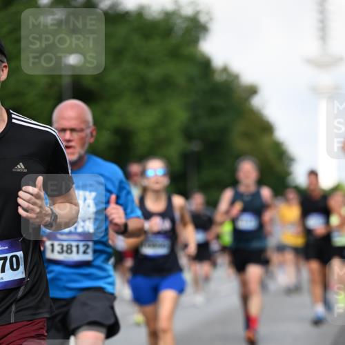 29.06.2025 - hella hamburg halbmarathon Dr. Thomas Lammeyer http://msf.ph/oto/8510755 29.06.2025 09:59:59 Kennedybrücke 1061, 1120, 1143, 1257, 1267, 1452, 1499, 1502, 1507, 1592, 1976, 2250, 2260, 2504, 2818, 2884, 2953, 3060, 3399, 3543, 4077, 4346, 4557, 5116, 5600, 5607, 5708, 5978, 6115, 6134, 6168, 7178, 7583, 7943, 8273, 8390, 8668, 8821, 8989, 9074, 9793, 10408, 10596, 10603, 10891, 10895, 11009 meine-sportfotos.de