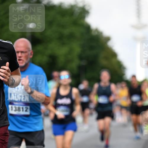 29.06.2025 - hella hamburg halbmarathon Dr. Thomas Lammeyer http://msf.ph/oto/8510757 29.06.2025 10:00:00 Kennedybrücke 1061, 1120, 1143, 1257, 1267, 1452, 1499, 1502, 1507, 1592, 1976, 2250, 2260, 2504, 2818, 2884, 2953, 3060, 3399, 3543, 4077, 4346, 4557, 4711, 5116, 5600, 5607, 5978, 6115, 6134, 6168, 7178, 7583, 7943, 8273, 8390, 8668, 8821, 8989, 9074, 9695, 9793, 10408, 10603, 10891, 10895, 11009 meine-sportfotos.de