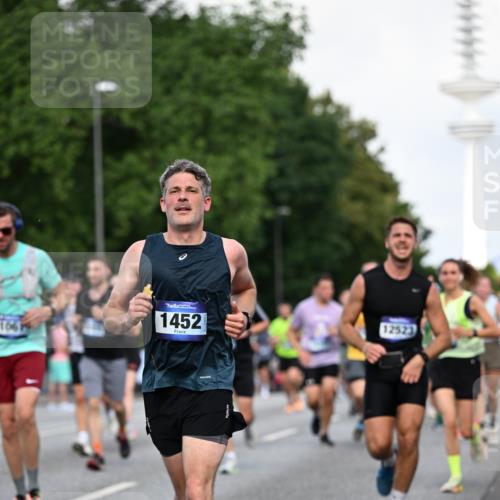 29.06.2025 - hella hamburg halbmarathon Dr. Thomas Lammeyer http://msf.ph/oto/8510784 29.06.2025 10:00:02 Kennedybrücke 1061, 1120, 1143, 1257, 1267, 1452, 1499, 1502, 1507, 1592, 1976, 2250, 2260, 2504, 2818, 2884, 2953, 3399, 3543, 4077, 4557, 4711, 5116, 5600, 5607, 5978, 6115, 6168, 6511, 6512, 7178, 7583, 7943, 8273, 8668, 8821, 8989, 9074, 9695, 9793, 10408, 10603, 10891, 10895, 11009, 11124 meine-sportfotos.de