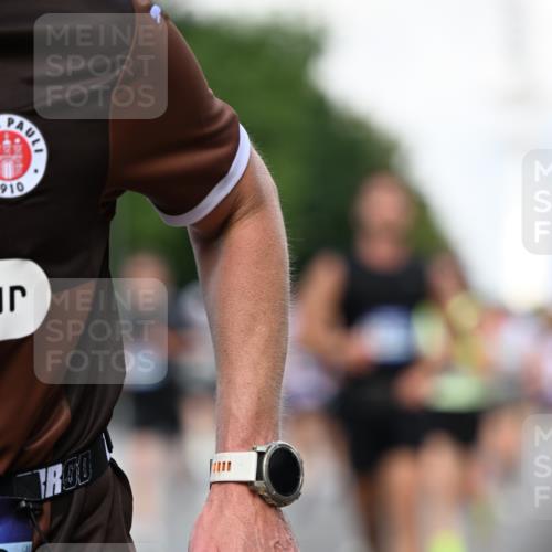 29.06.2025 - hella hamburg halbmarathon Dr. Thomas Lammeyer http://msf.ph/oto/8510786 29.06.2025 10:00:03 Kennedybrücke 1061, 1120, 1257, 1267, 1452, 1499, 1502, 1507, 1592, 1976, 2250, 2504, 2818, 2884, 2953, 3256, 3543, 4077, 4557, 4711, 5116, 5600, 5607, 5978, 6115, 6168, 6511, 6512, 7178, 7583, 7943, 8273, 8668, 8989, 9074, 9695, 9793, 10408, 10603, 10891, 10895, 11009, 11124 meine-sportfotos.de