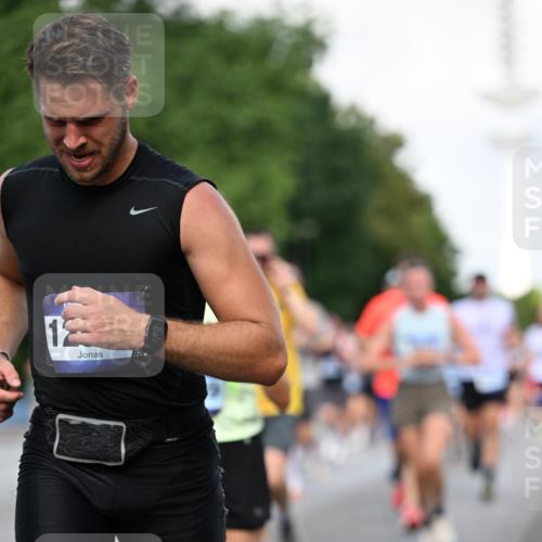 29.06.2025 - hella hamburg halbmarathon Dr. Thomas Lammeyer http://msf.ph/oto/8510798 29.06.2025 10:00:05 Kennedybrücke 1061, 1120, 1257, 1267, 1452, 1499, 1502, 1592, 1976, 2250, 2504, 2818, 2953, 3256, 3543, 4077, 4557, 4711, 5482, 5600, 5607, 5978, 6115, 6168, 6511, 6512, 7178, 7583, 7943, 8273, 8335, 8989, 9638, 9695, 9793, 10408, 10891, 10895, 11124 meine-sportfotos.de