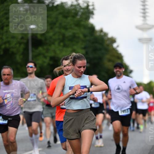 29.06.2025 - hella hamburg halbmarathon Dr. Thomas Lammeyer http://msf.ph/oto/8510830 29.06.2025 10:00:07 Kennedybrücke 1061, 1120, 1452, 1499, 1502, 1592, 1976, 2504, 2953, 3256, 4077, 4404, 4711, 5482, 5600, 5607, 5978, 6511, 6512, 7178, 7583, 7943, 8335, 8989, 9638, 9695, 9793, 10408, 10891, 10895, 11124, 11231 meine-sportfotos.de